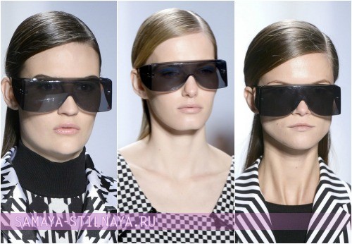 Очки солнцезащитные с темными линзами, на фото модели Michael Kors